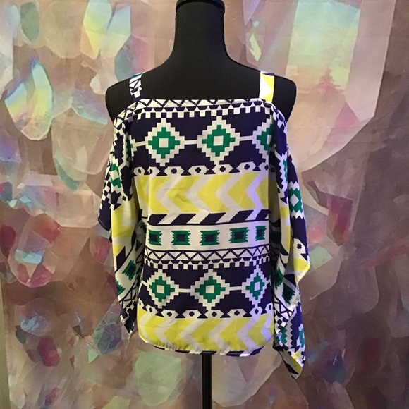 Flowy blouse with Geometric pattern - Picture 2 of 4